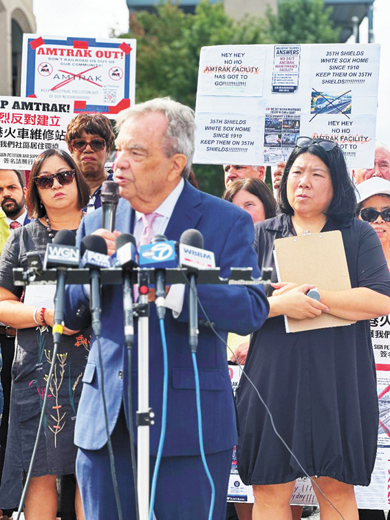 11區區長李惠華（右）、庫克郡委員會專員約翰戴利（中）、伊州第24選區眾議員馬靜儀（左）強烈的譴責美鐵罔顧民眾的健康危害與心聲。 梁敏育攝