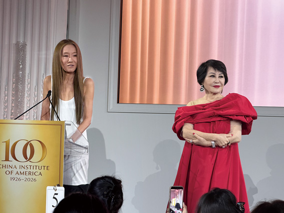 靳羽西頒發「時尚大使」給著名設計師王薇薇。