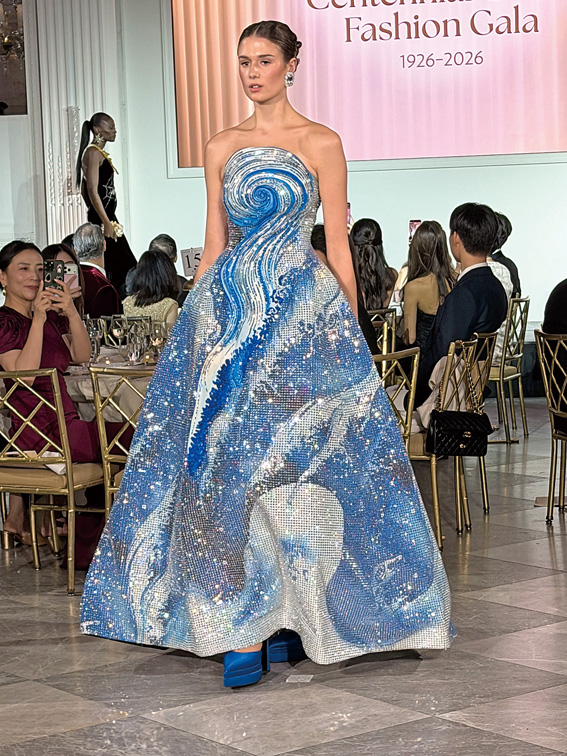 禮服全用藍晶片閃閃生輝。