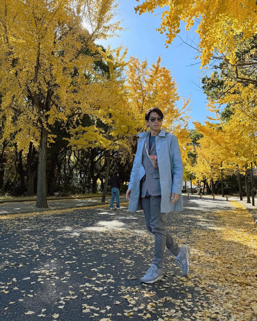 森美與太太陳雅嫻到大阪欣賞銀杏樹。
