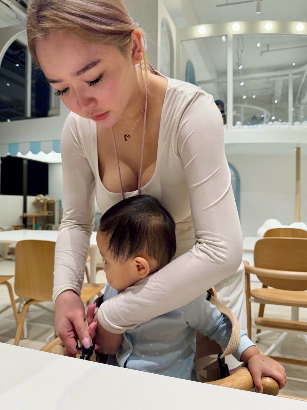程美段與兒子的合照,引來網民關注。