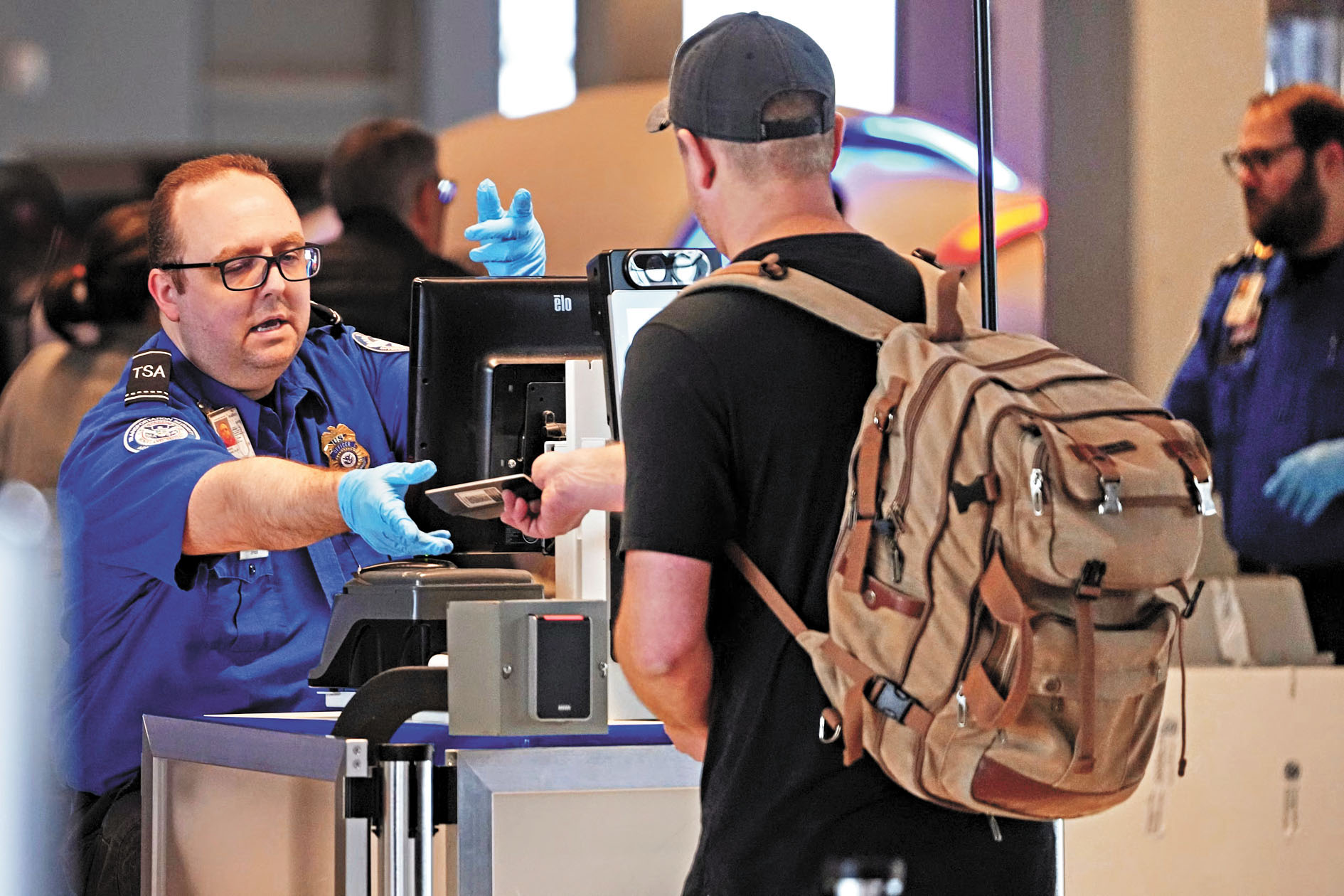 運輸安全局（TSA）可能開放參加TSA預檢（PreCheck）計劃的旅客，在部分指定機場攜帶裝滿水的瓶子通過安檢點。美聯社