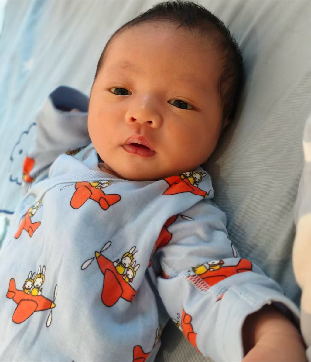 程美段誕下嬰兒。