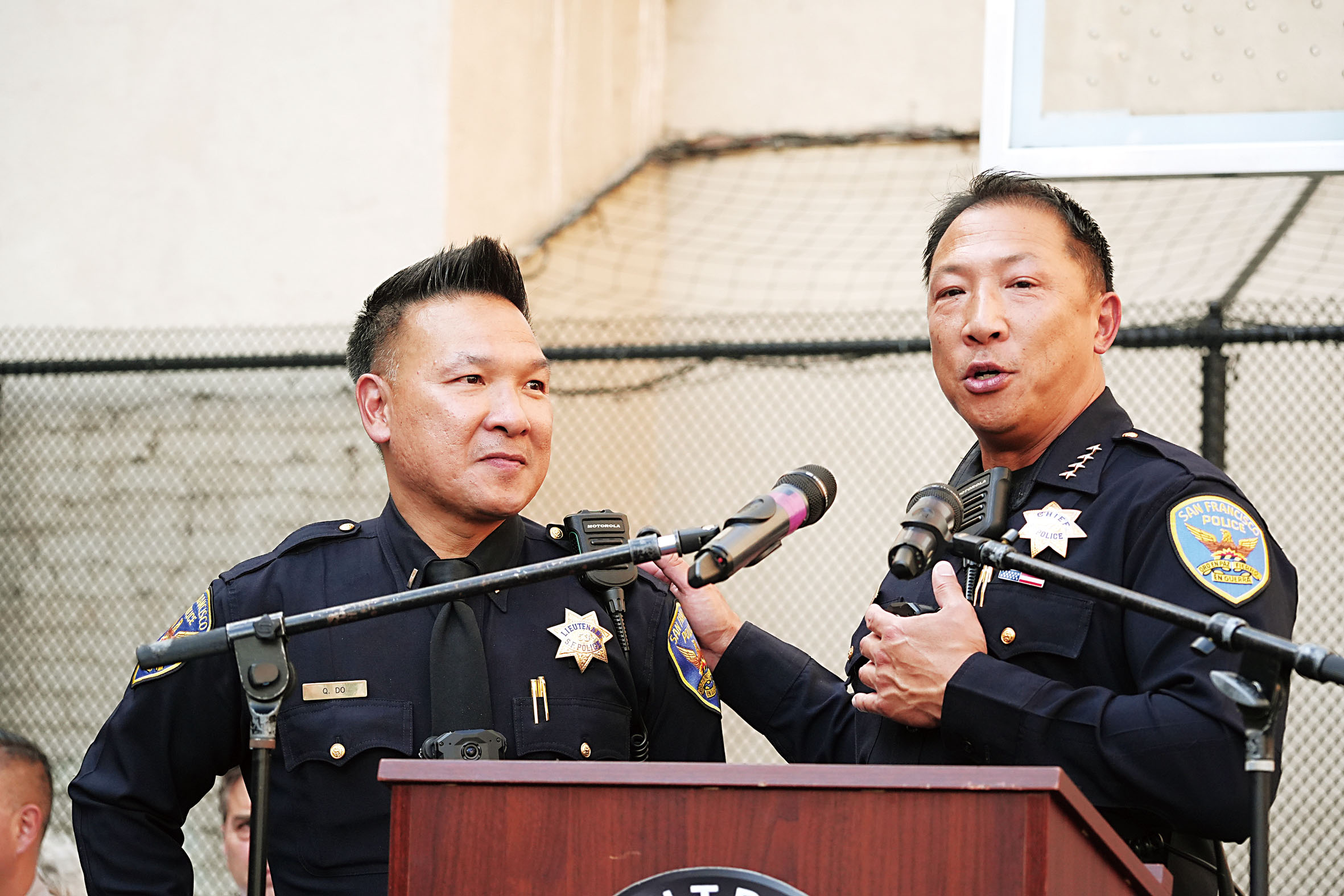 市警察局局長劉力一(右)與中央分局長杜國安致辭。記者黃偉江攝