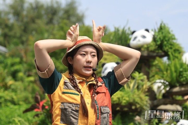 袁絲珩戴上漁夫帽紮起雙辮,扮演熱帶探險家並做出可愛手勢。