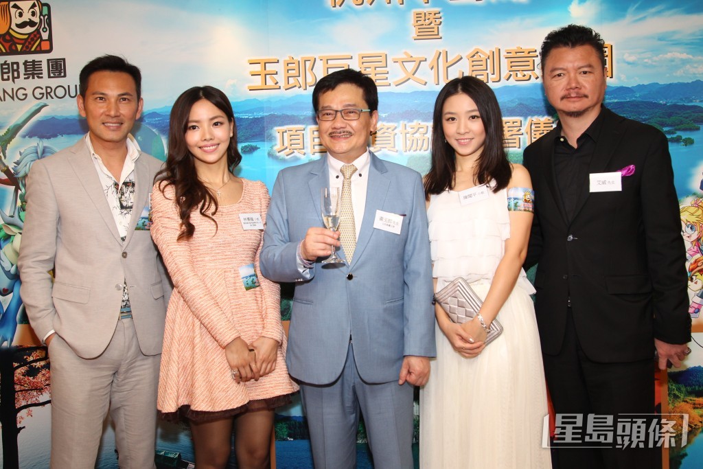 陳熹潼（左二）過去曾與黃玉郎（中）傳出戀情。