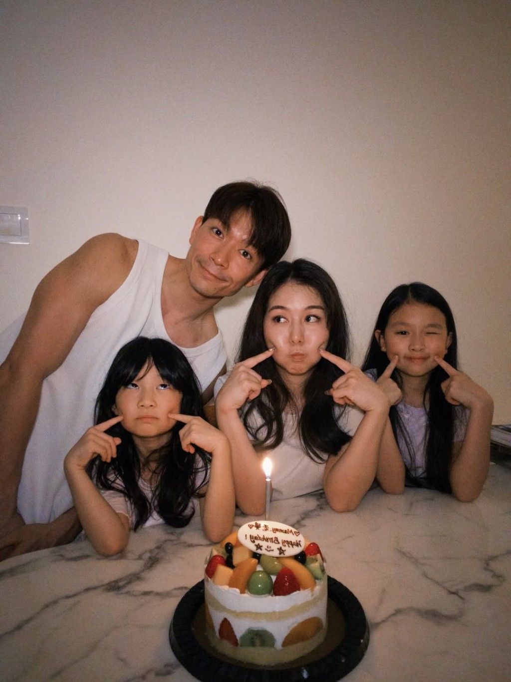 周志康在2014年與愛情長跑五年的前ViuTV主持盧芷茵結婚。