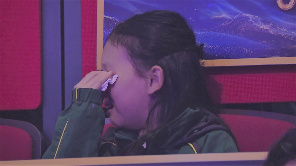 周志康的女兒在觀眾席上哭成淚人。