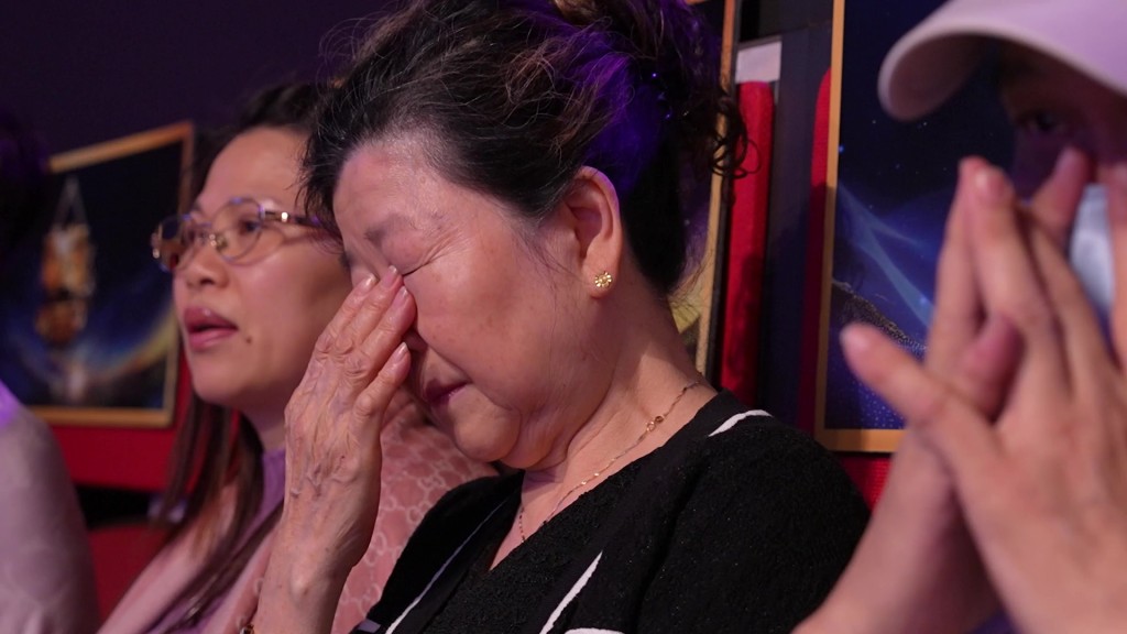 周志康的母親在台下聆聽兒子演唱,感動落淚。
