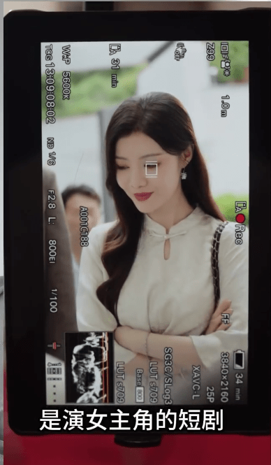 吳沚默以白色行政套裝展現成熟一面。