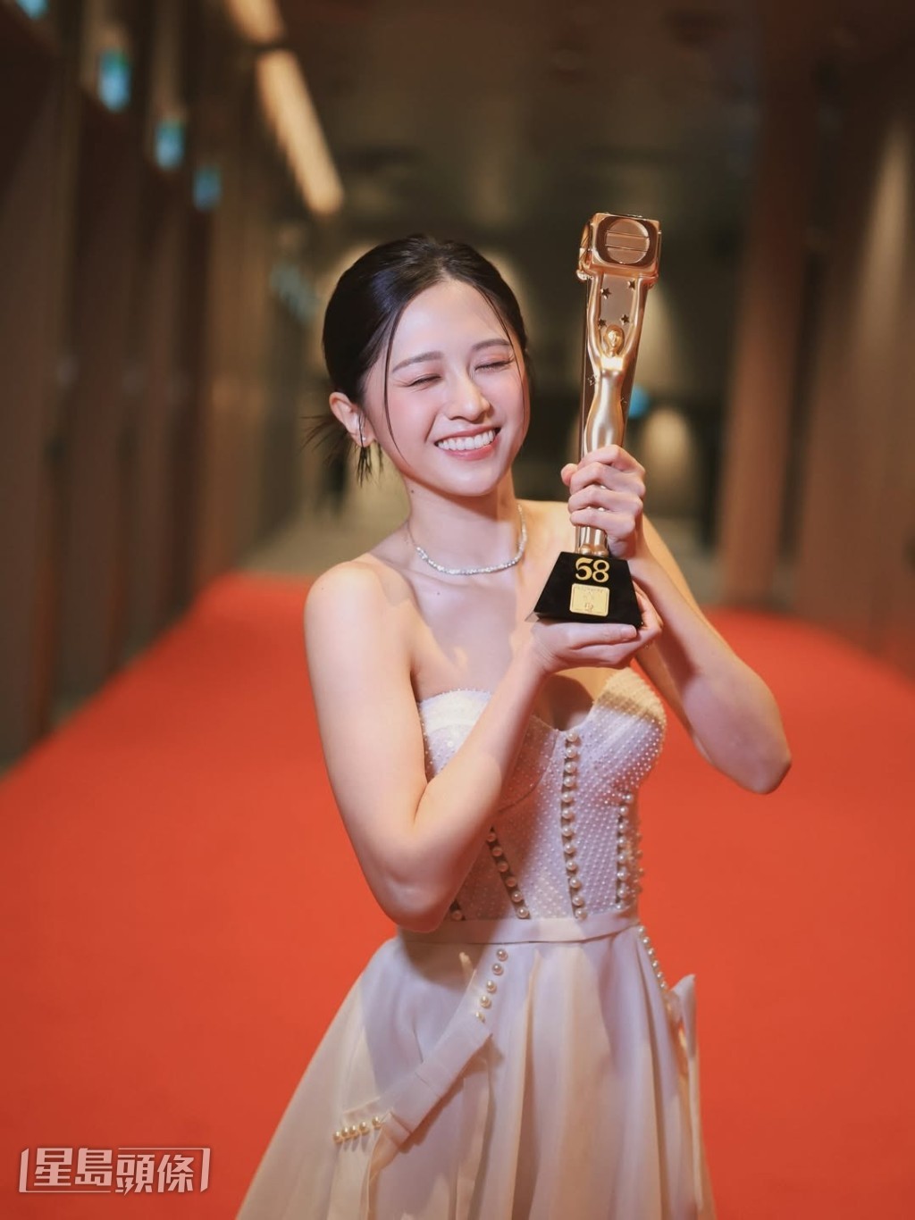 倪嘉雯在《萬千星輝頒獎典禮2025》奪得最佳女新人獎。