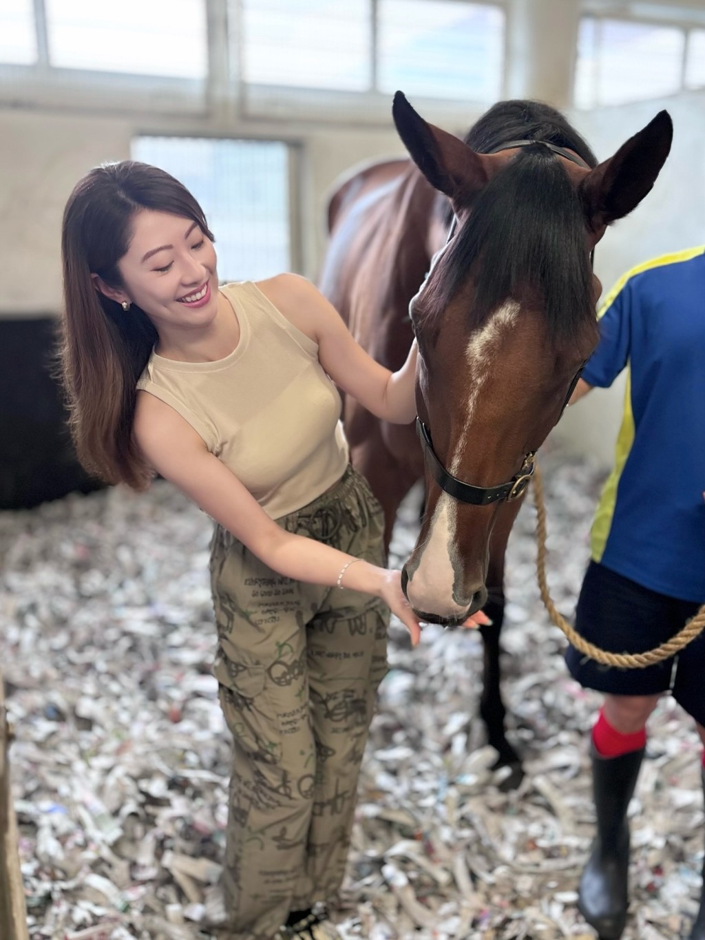 謝芷倫嘗試餵飼馬匹。