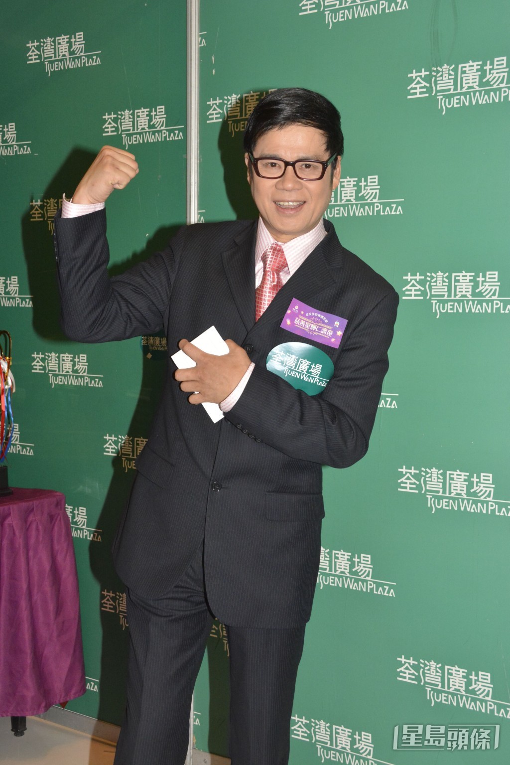 有傳安德尊家境富裕，家族生意龐大。