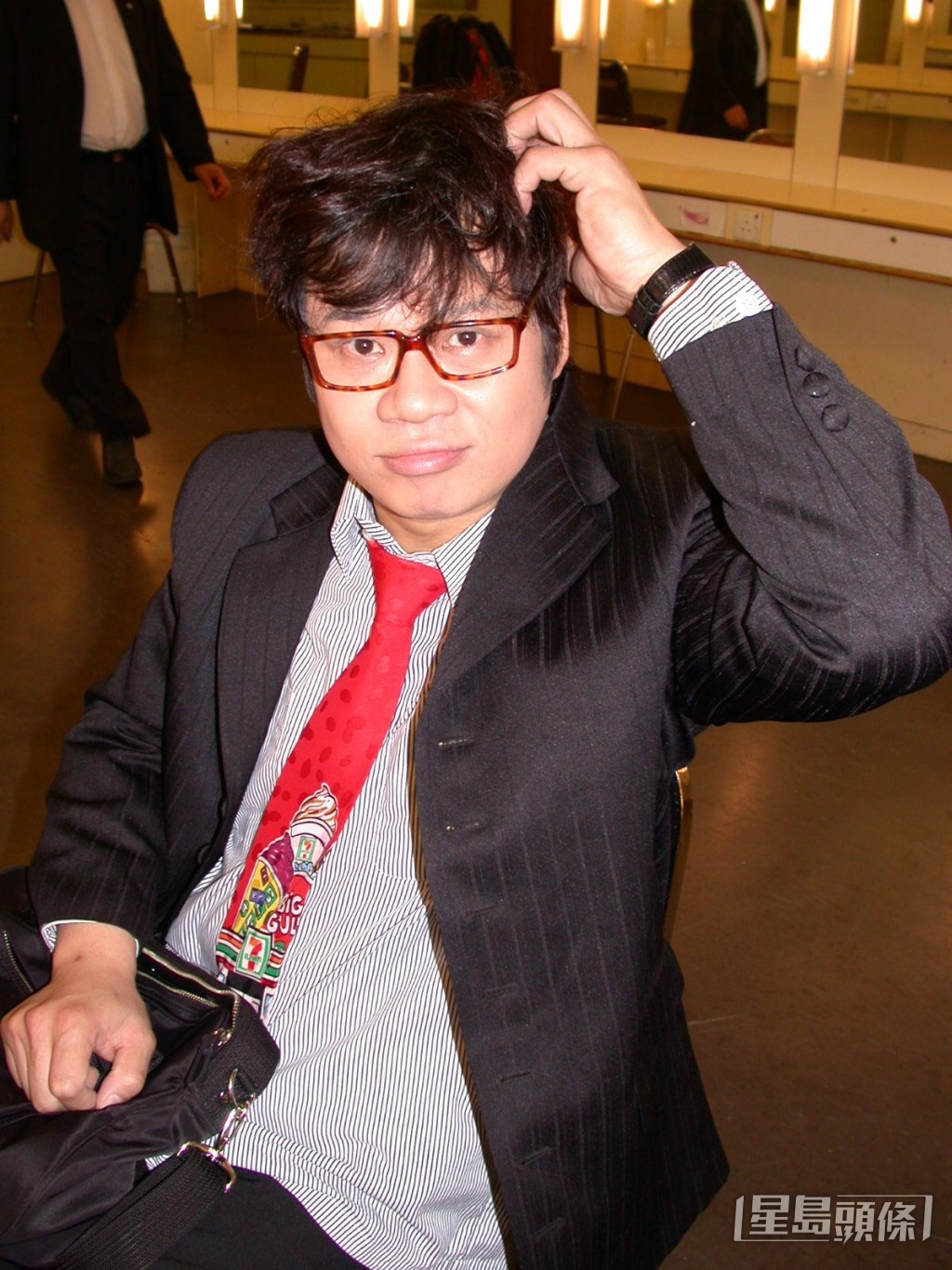 有傳安德尊身家高達數以億元。
