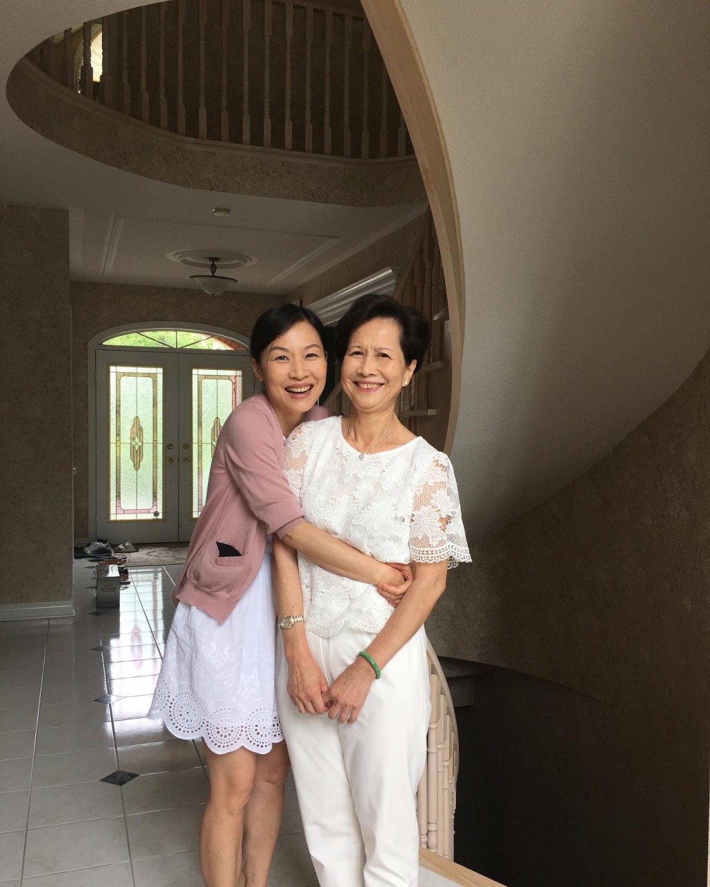 彭羚與母親感情親密，2023年父親離世後，她立即飛往加拿大陪伴母親。