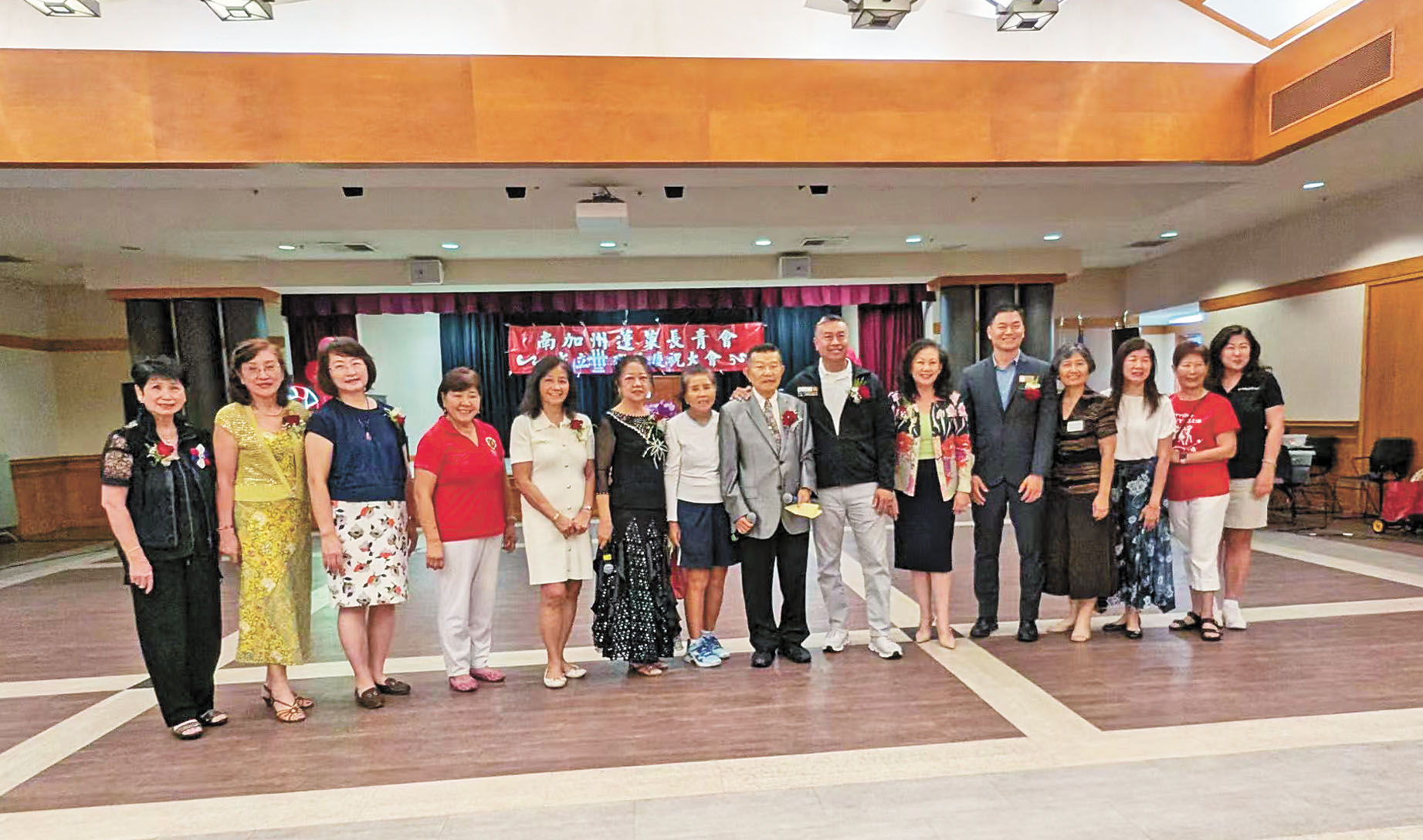 喜瑞都市議員市議員謝苗家貞(左四)等民選官員出席祝賀。 記者陸新攝