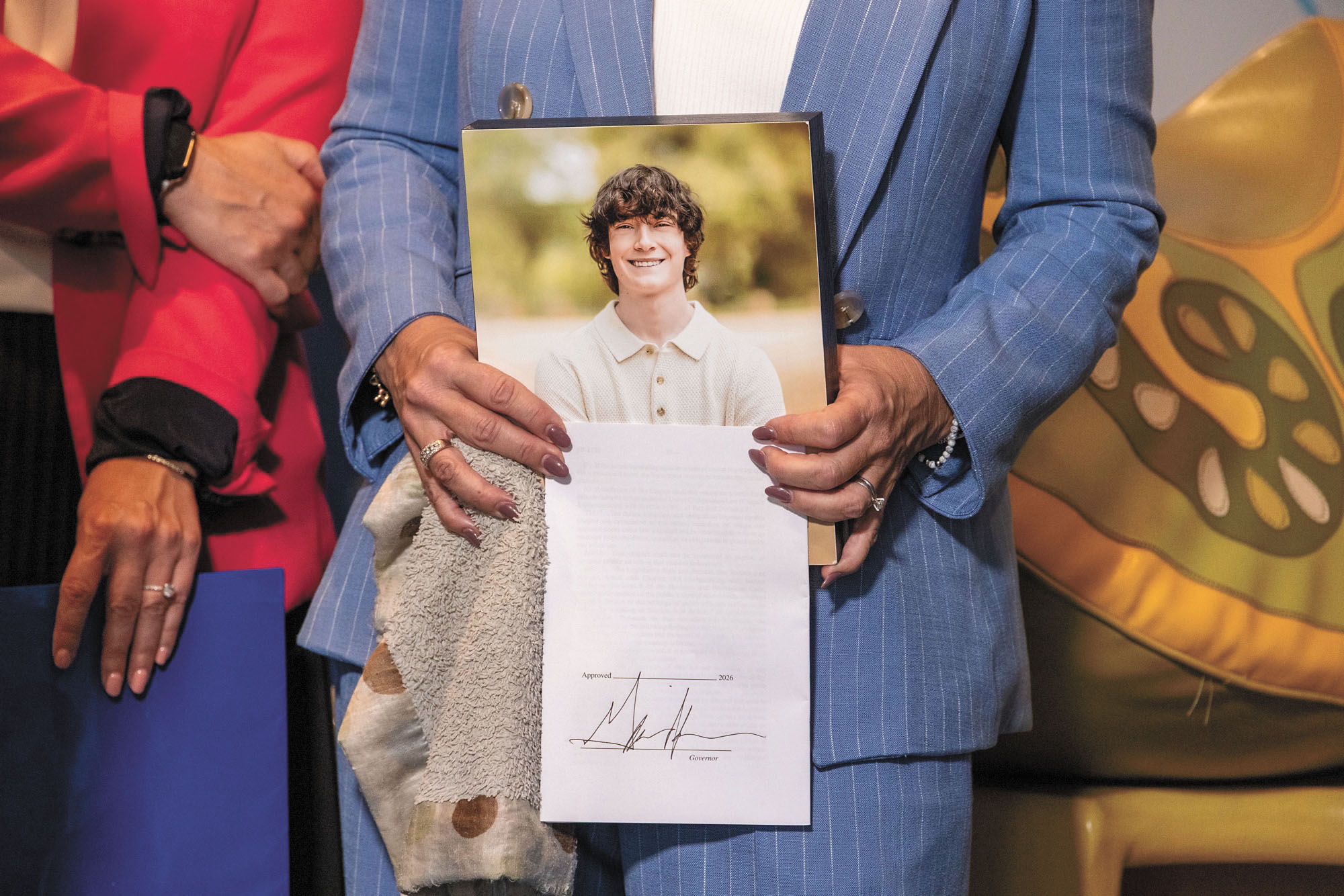 SB1119法案以Adam Raine命名。18歲的Adam Raine疑因長期與AI聊天後自殺身亡,家人其後控告OpenAI。州長辦公室