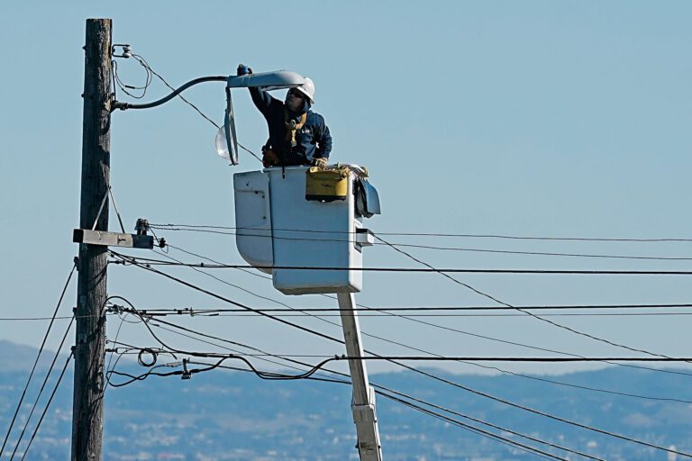 太平洋煤電因對大風氣候對北加山區發出預警安全停電通知。美聯社
