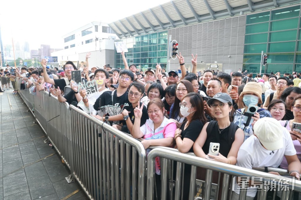 由於譚詠麟早前宣布這是最後一次大型演唱會,歌迷搶票反應特別踴躍。