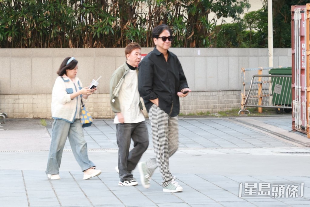 陳友駕車接載尹光一同前往紅館。