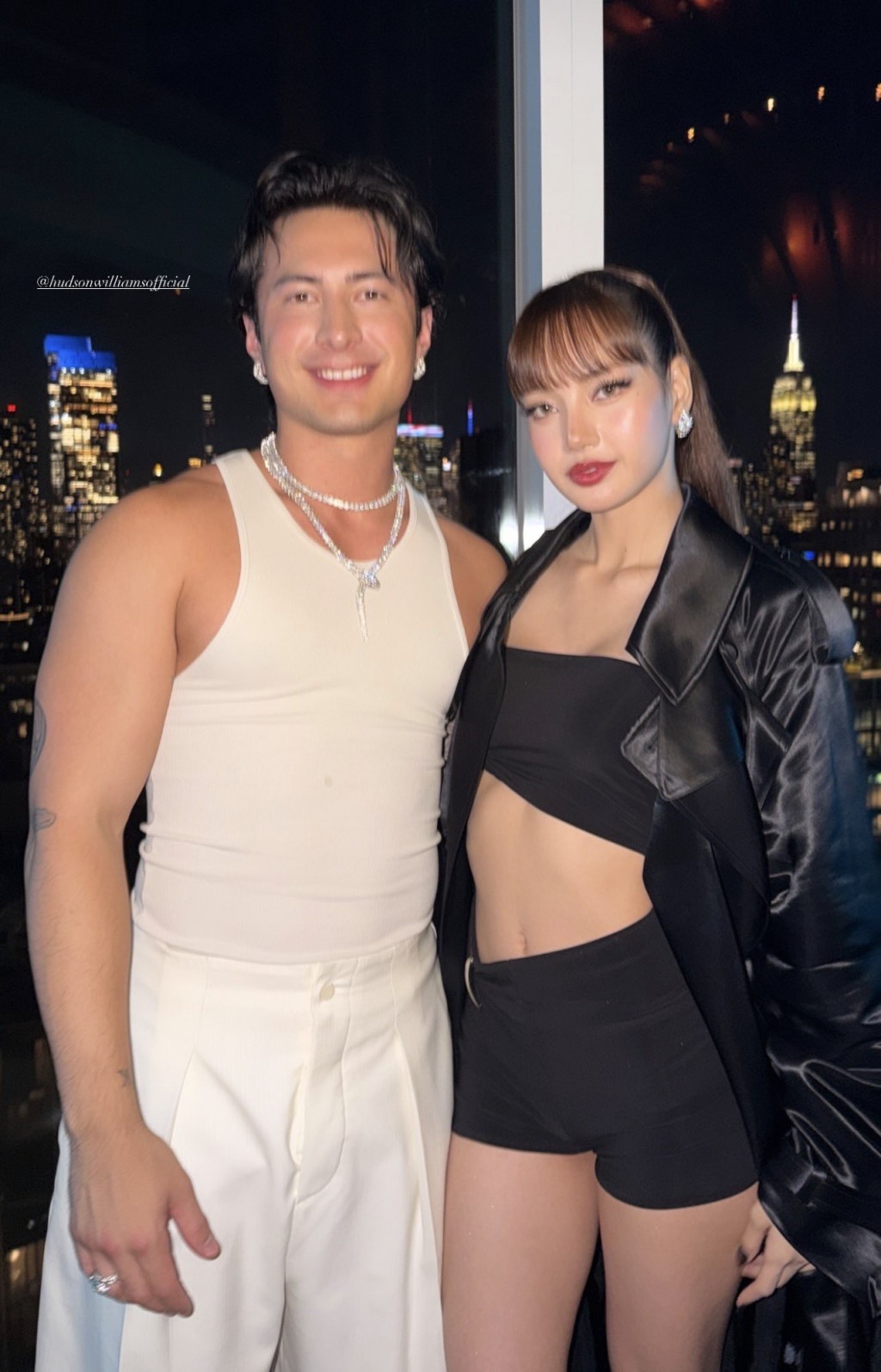 Lisa出席完珠寶活動後，換裝參與派對，並與Hudson Williams合照。