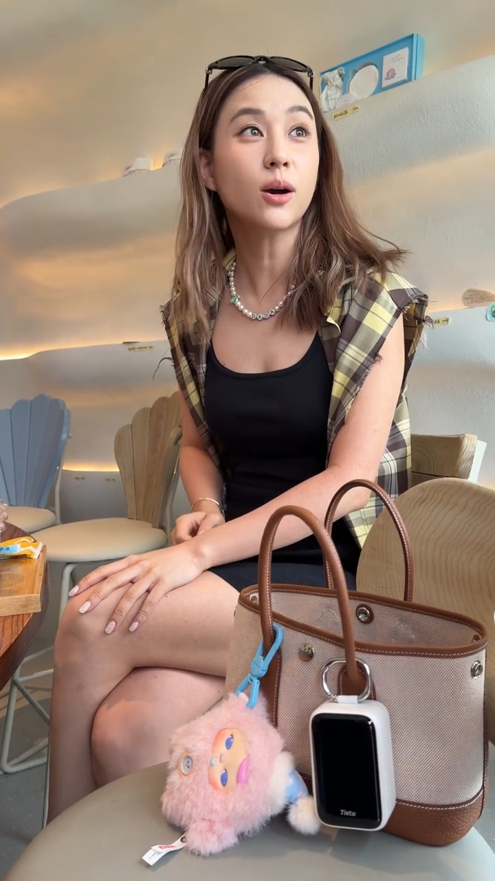 何超蓮在店內親切與粉絲合照。