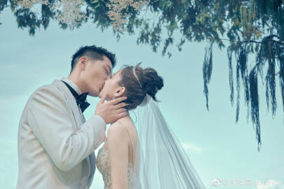 兩人婚禮上情深一吻。