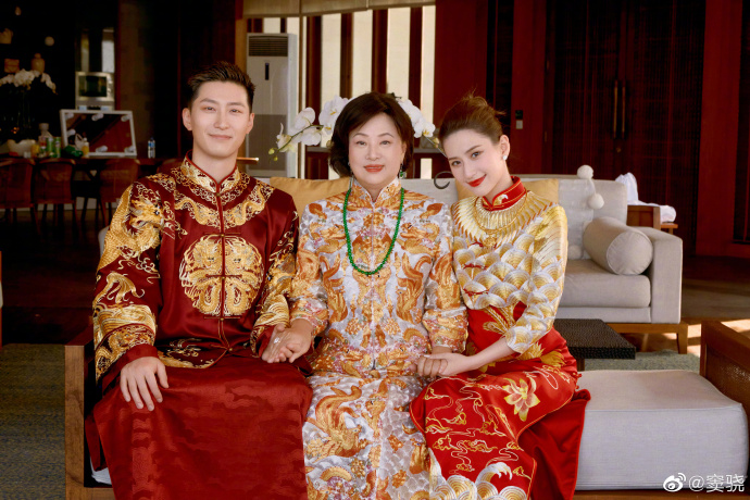 三太陳婉珍嫁女,面露喜悅。
