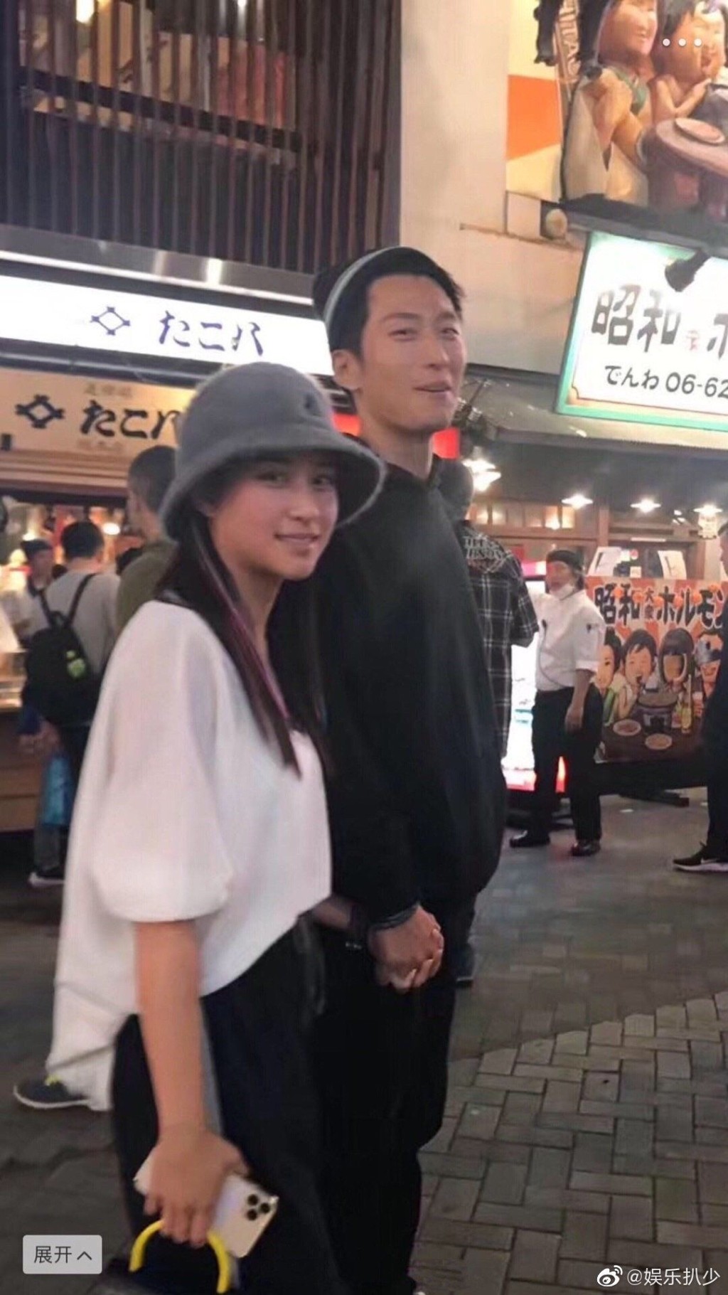 2019年,何超蓮與竇驍被拍到十指緊扣同遊日本。