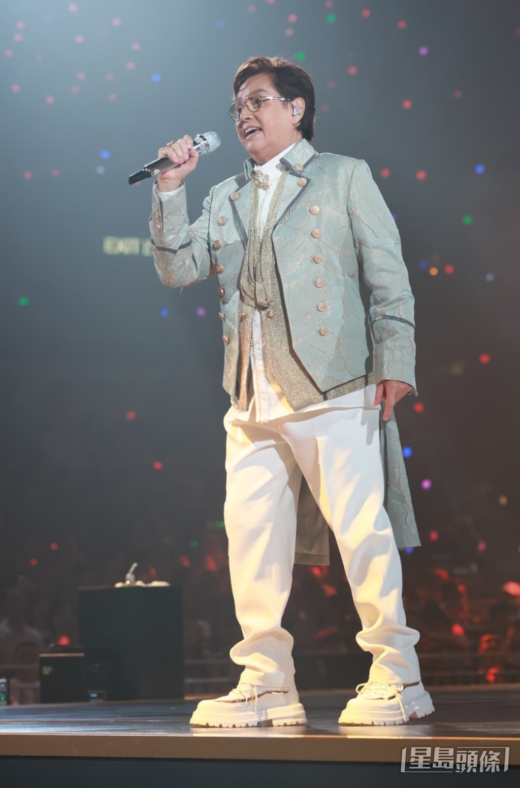 演唱會於晚上8時27分開場，比原定時間稍晚。