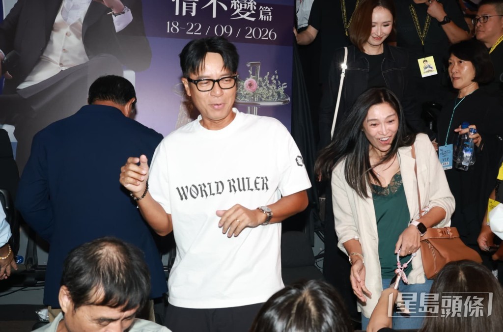 契仔李克勤與太太盧淑儀結伴現身紅館，支持校長譚詠麟的最後大型巡演。