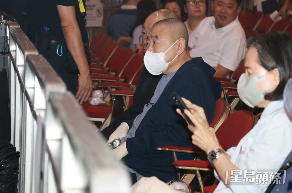劉鑾雄（大劉）與弟弟劉鑾鴻（細劉）罕有一同現身睇騷。