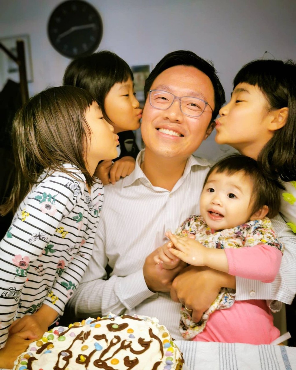 一家六口樂也融融。