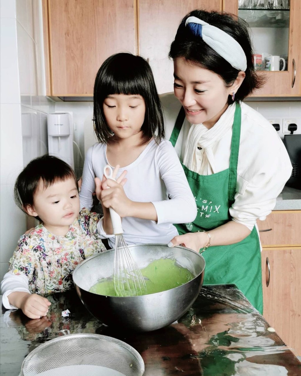 張新悅不時與女兒在家中寬敞的廚房享受烹飪樂趣。