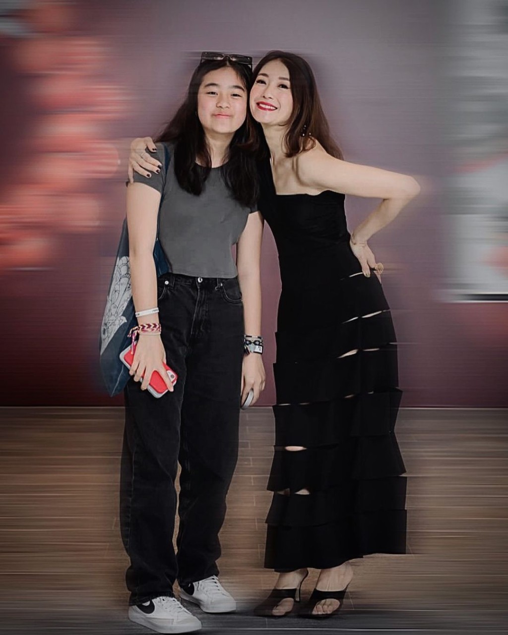 大女兒已返回英國繼續學業。