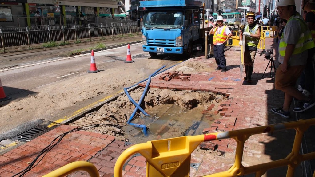 元朗大馬路爆水管搶修完成 水務署將分階段更換百米舊管