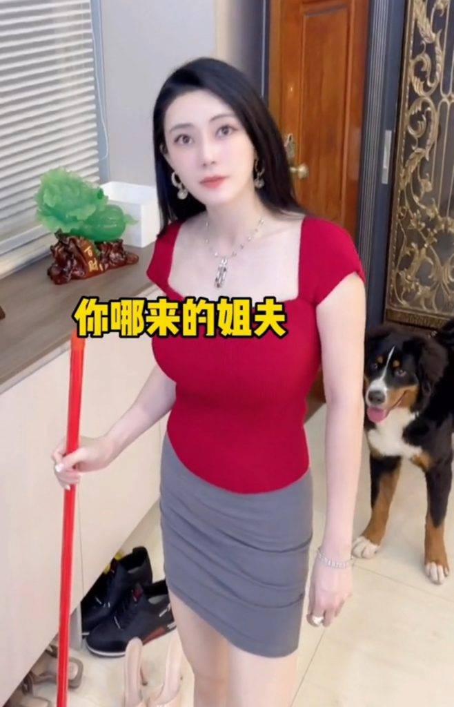 馬荔隨即表現緊張,並拿起掃把。