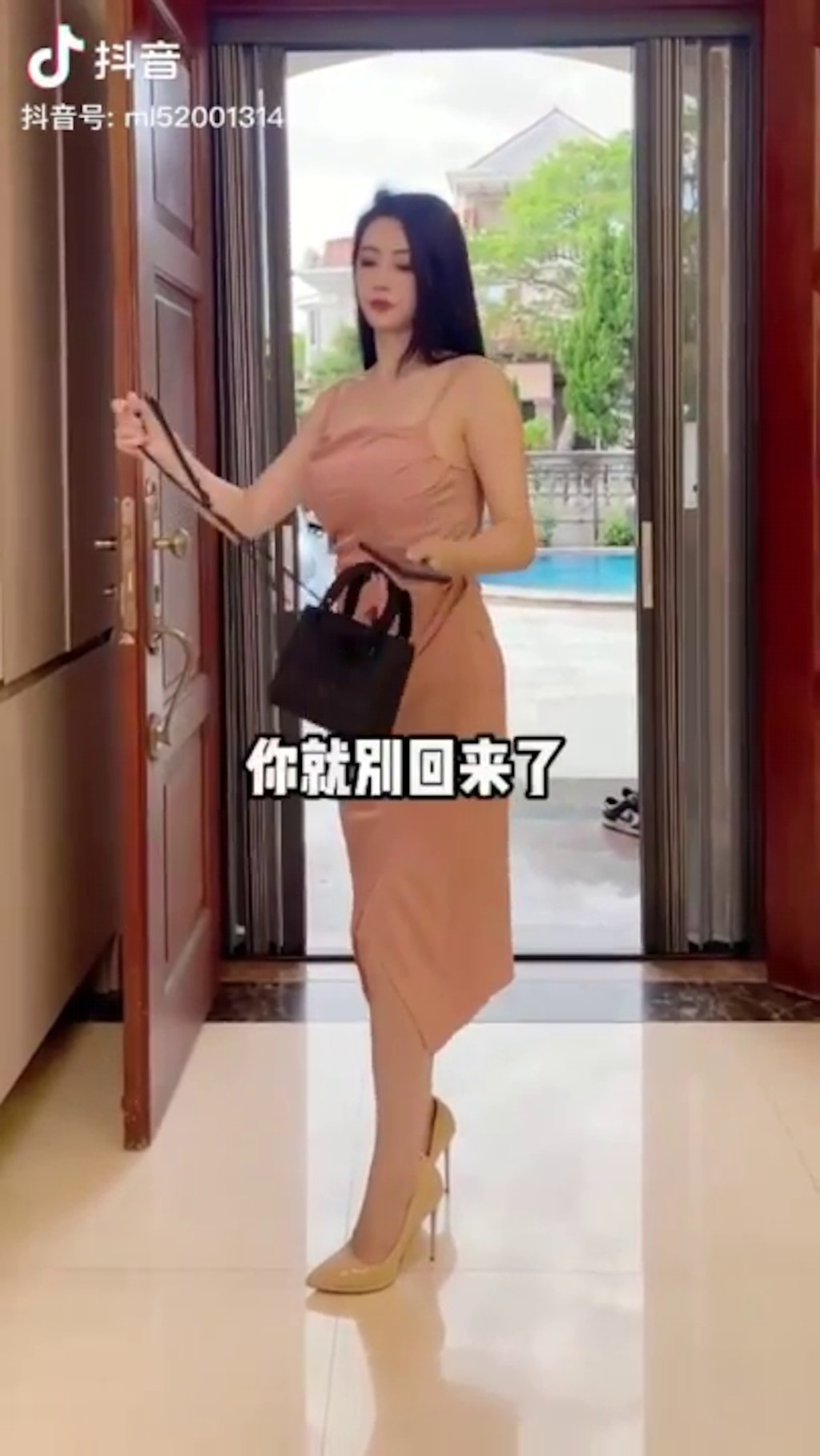 馬荔大方展示別墅的環境。