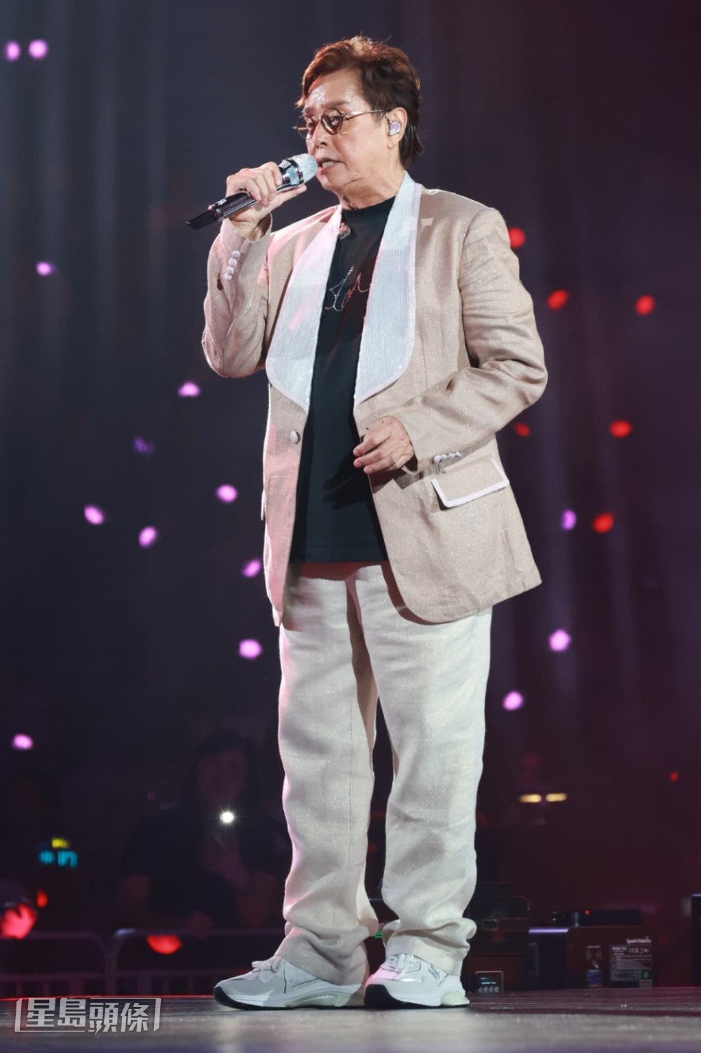 阿倫哽咽感謝歌迷多年來的支持，直言「你哋實在太唔話得！」。