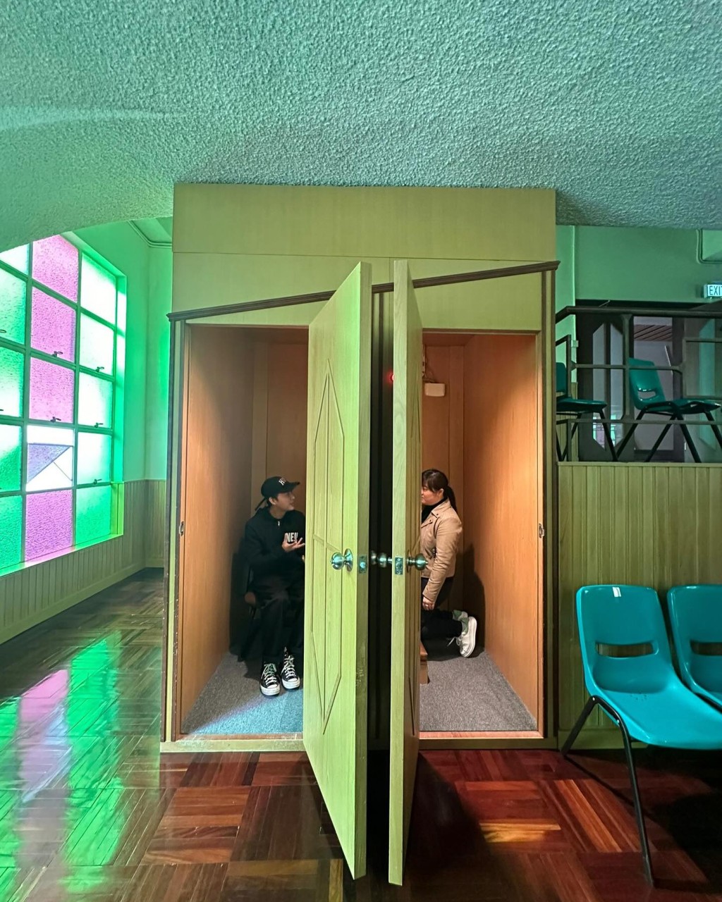 麥子樂早前曾回到母校玫瑰崗學校，在告解室內拍照留念。