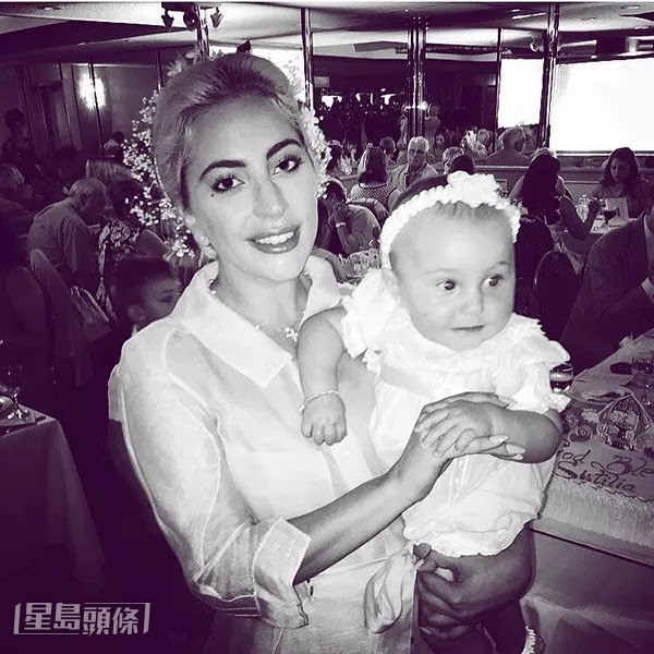 Gaga一向喜愛小孩,十年前已成為教母,圖為她出席教女的領洗儀式。