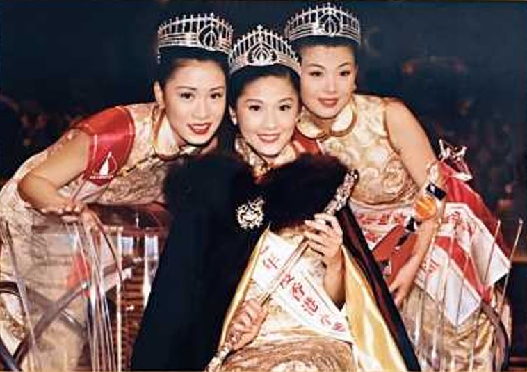 1997年香港小姐三甲得主(左起):季軍佘詩曼、冠軍翁嘉穗及亞軍李明慧。