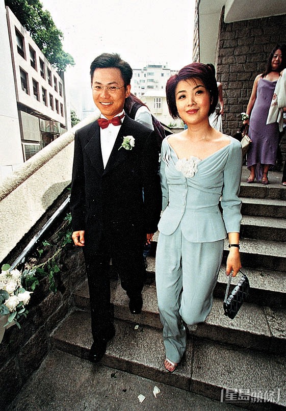 李明慧(右)透露正在辦理離婚手續。