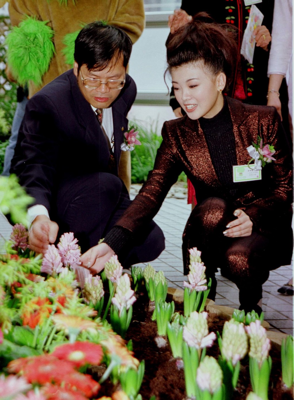 李明慧(右)與鄔友正分手後,嫁給已故教育家陳樹渠的幼子陳燿陽,婚後誕下一對龍鳳胎。