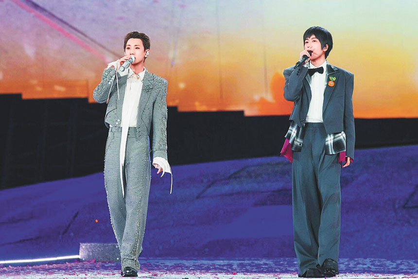阿信（右）擔任汪蘇瀧演唱會嘉賓。網上圖片
