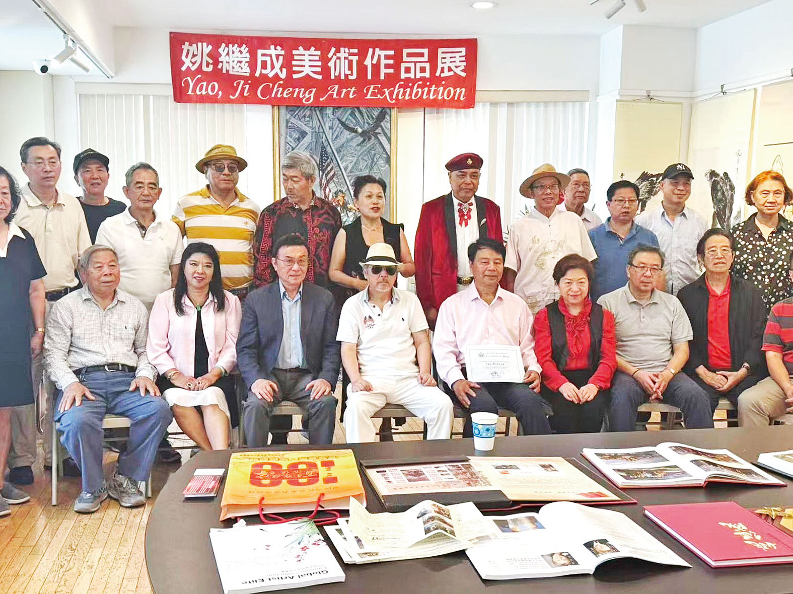 姚繼成與大紐約地區不同藝術領域的藝術家，社區人士等主持 了美術展開幕儀式。