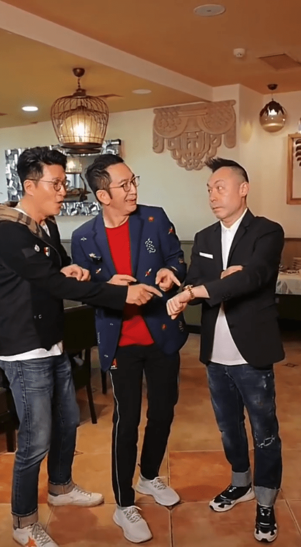 雷宇揚近年曾與吳啟華及林韋辰一同拍片,展示手錶。
