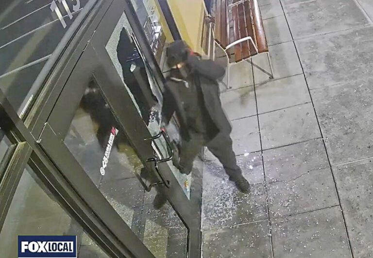 賊人打破玻璃門爆竊。KTVU電視畫面