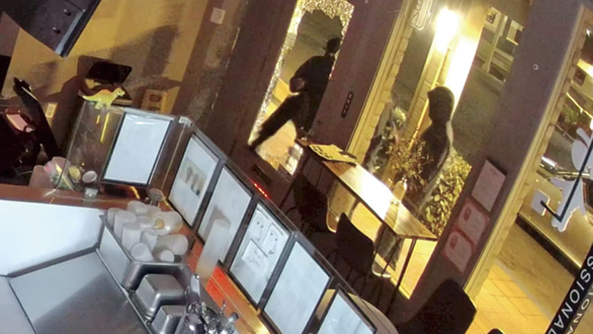 多家商戶被爆竊。CBS電視畫面