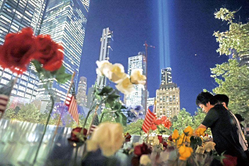 911紀念館向公眾開放，晚間亦有民眾到場紀念。路透社